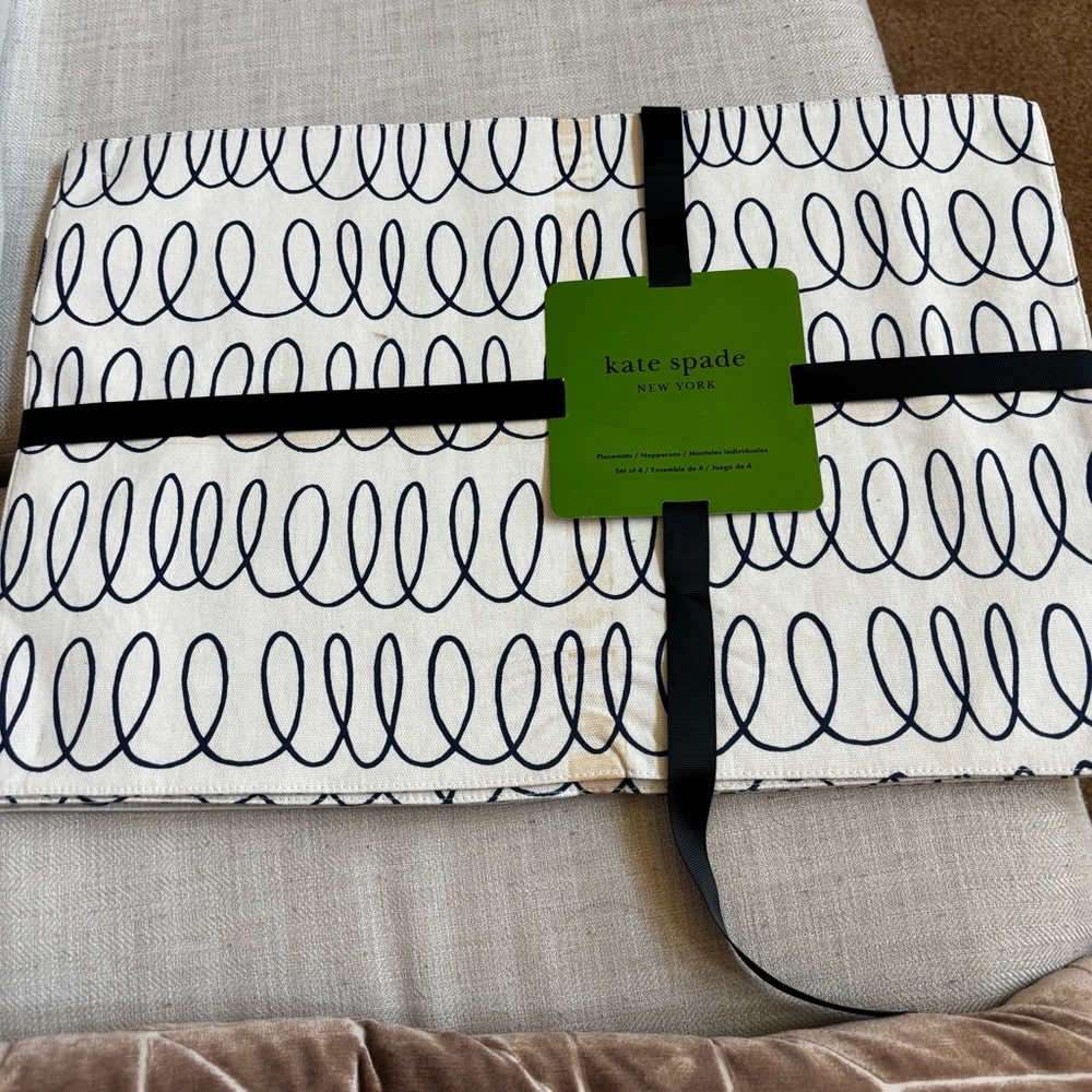 kate spade new york
in the Loop Table Linen Collection Placemats